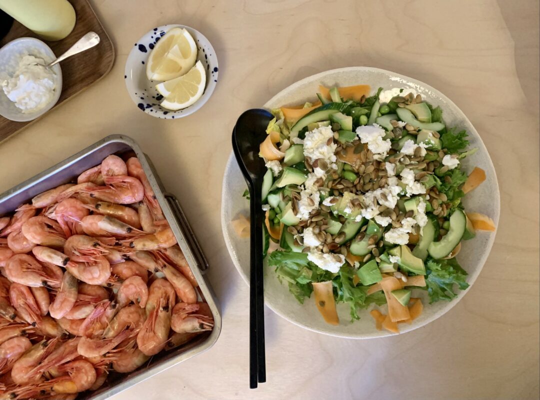 Sommarmiddag: Fräsch sallad med räkor