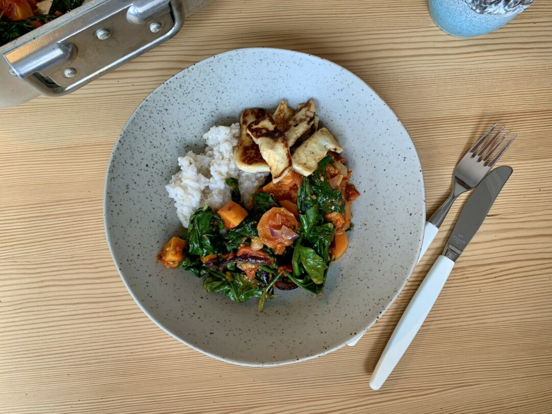 Halloumibowl med grönsaker och fullkornsris