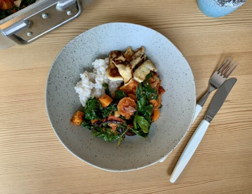 Halloumibowl med grönsaker och fullkornsris